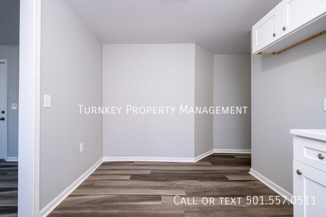 Building Photo - Renovated 3 bed 2 bath duplex! Half off 1s...