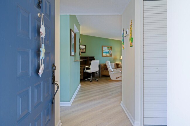 Building Photo - 6030 SE Martinique Dr