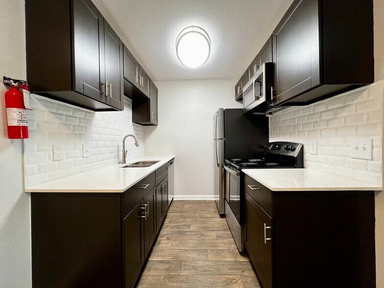 Building Photo - Apple Creek