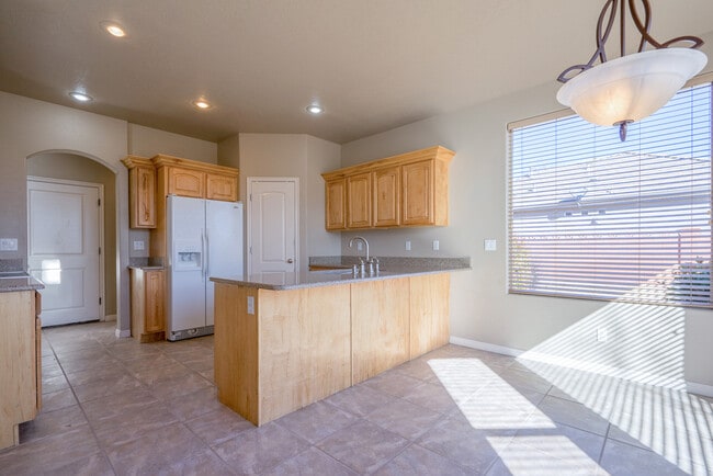 Building Photo - Beautiful St. George Home - Community Pool...