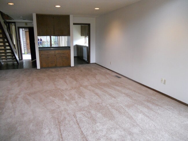 Building Photo - Bright & Stylish 2-Bedroom Townhouse in Well-Maintained 4-Plex Community