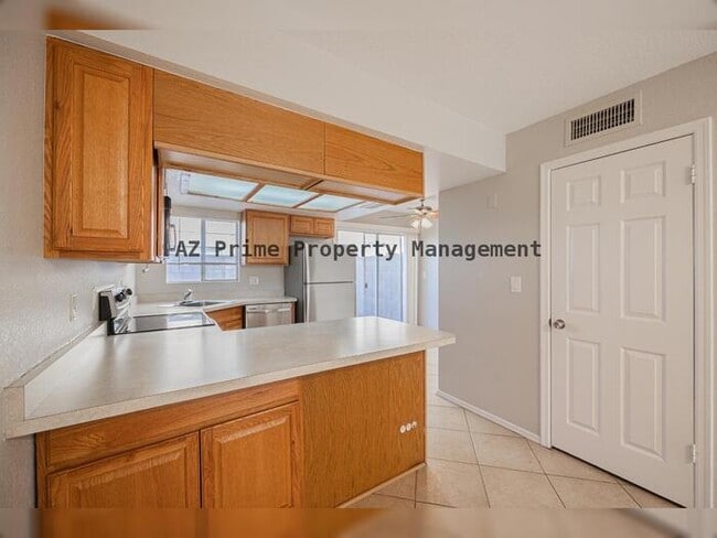 Building Photo - 1055 W 5th St