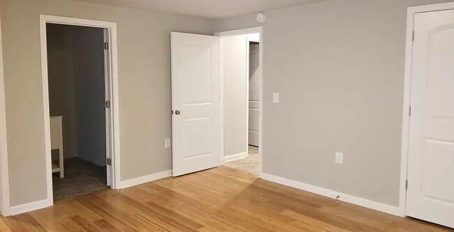 Building Photo - 3 Bedroom Downtown!