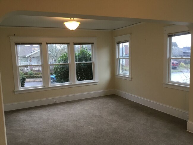 Building Photo - VINTAGE CHARM