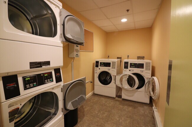 Building Photo - 69 Park Dr