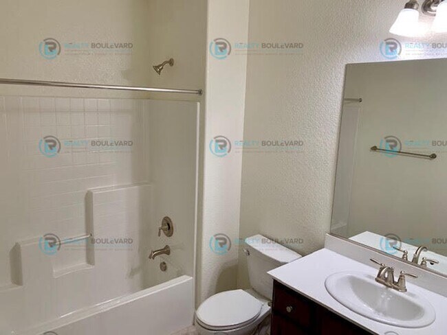 Building Photo - Gorgeous Newer 3 Bedroom Home! Located off...