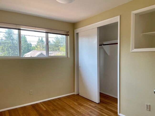 Building Photo - Charming 4 Bed 2 Bath Tri-level in Eastgate, Bellevue