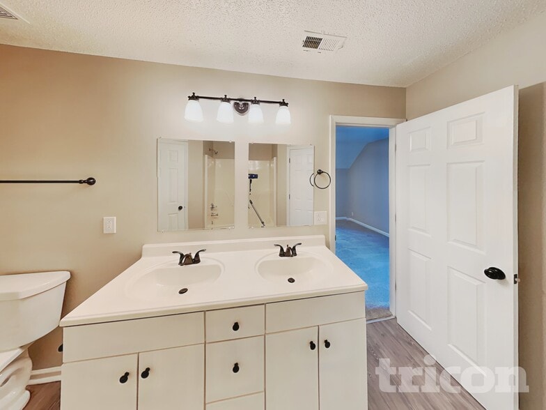 Building Photo - 911 Red Feather Trail