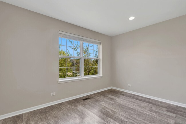 Building Photo - 2576 Hillsboro Blvd