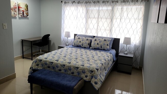 Building Photo - 1520 NE 33rd St