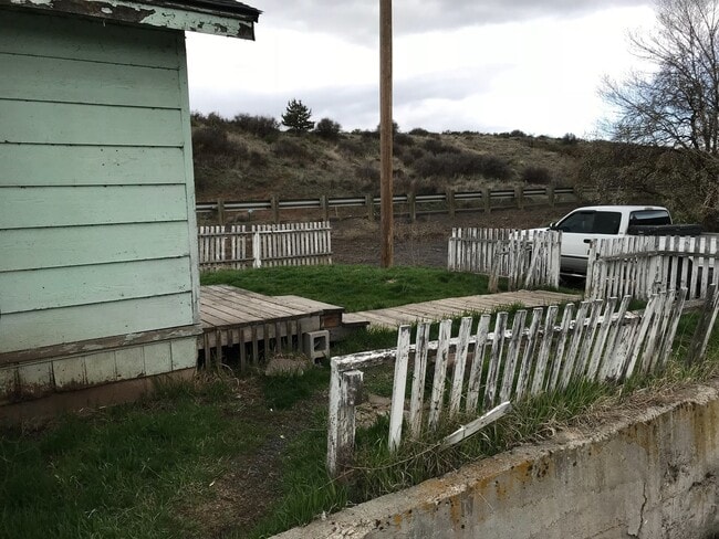 Building Photo - 220 Doty St