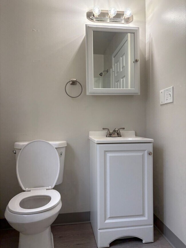 Building Photo - Spacious 1 Bedroom Apartment