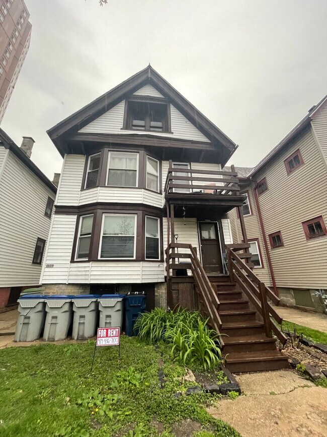 Building Photo - 2BR Upper Unit Off Brady St in the Heart o...