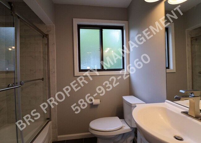 Building Photo - Move-In Ready 2BD Apt – Walk to Downtown R...