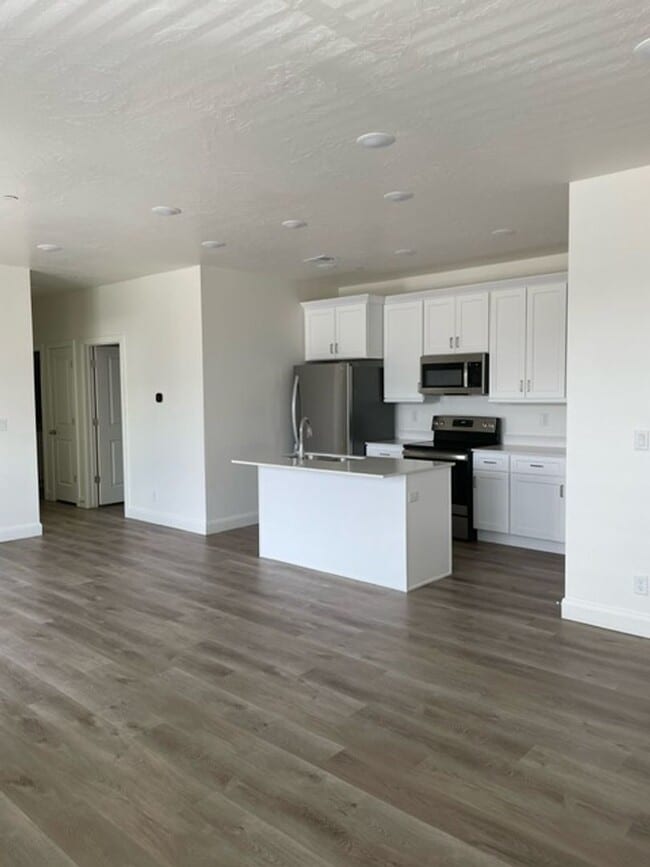 Building Photo - Resort-Style Living | 3 Bedroom Home with Access to Lagoon & Clubhouse