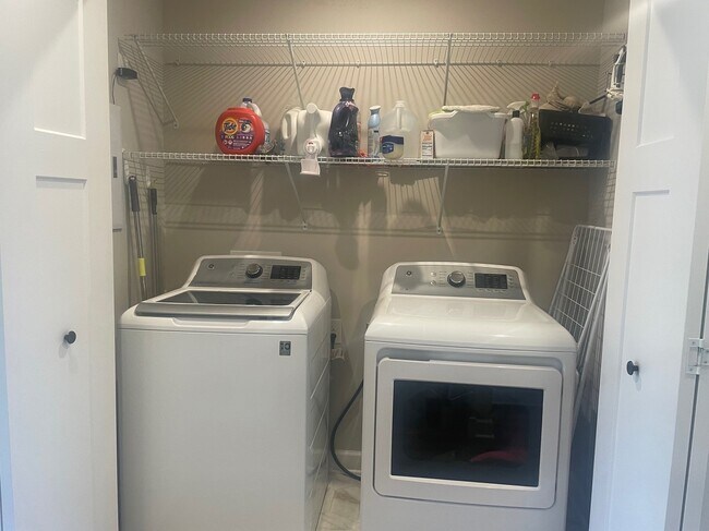 Building Photo - 873 Roselyn Dr