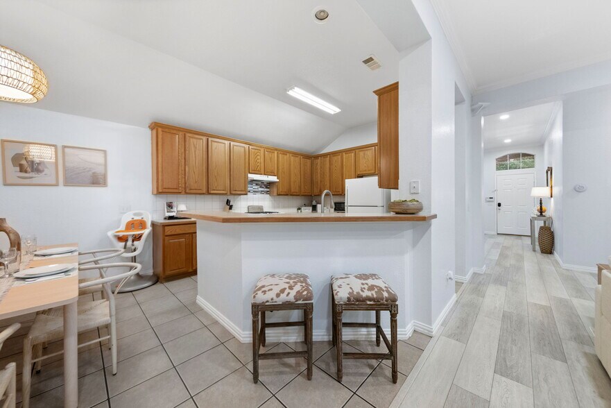 Building Photo - 4835 Crown Dr