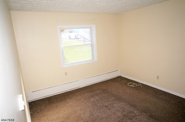 Building Photo - 102 Hemlock Hill
