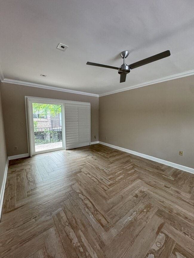 Building Photo - Beautifully updated 2 bedroom 2.5 bath townhome in highly desirable Lake Ivanhoe!