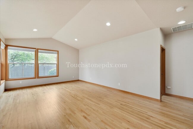 Building Photo - Radiant 3-bedroom Home in Downtown Canby