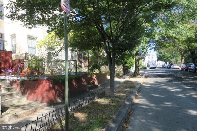 Building Photo - 1031 Park Rd NW