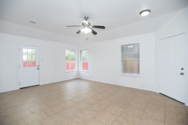 Building Photo - Nestled in Round Rock neighborhood.