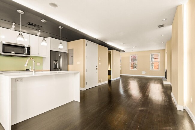 Building Photo - 526 Manila Ave