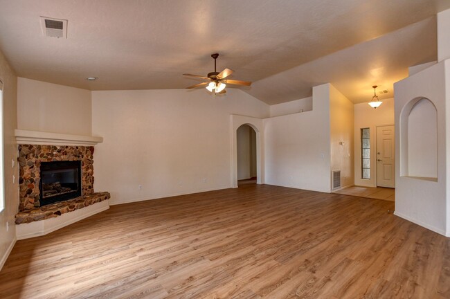 Building Photo - 3 bed, 2 bath home for rent in Brightstar!