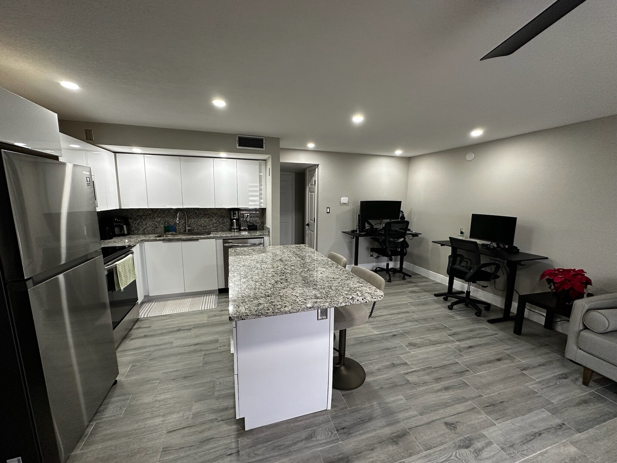 Building Photo - 2200 Howell Branch Rd