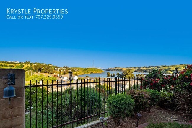 Building Photo - Luxurious Living in Gated Villa Del Mar Co...