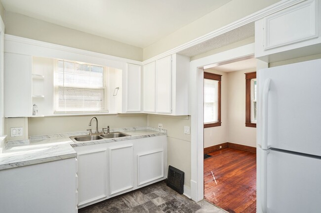 Building Photo - Renovated 3 bedroom 2 Bath home in Goodyea...