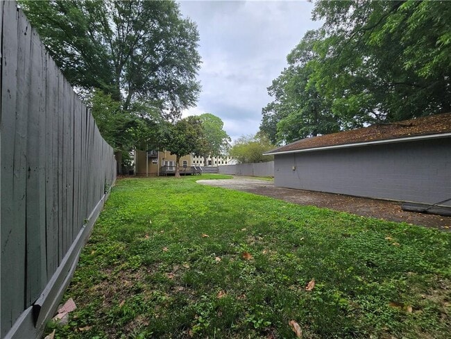 Building Photo - 2616 Boland Dr NE
