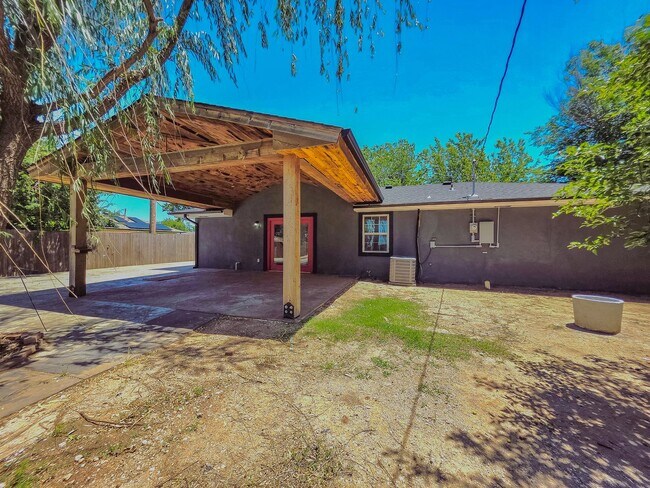 Building Photo - Charming 3-Bed, 2.5-Bath Home in Bethany w...