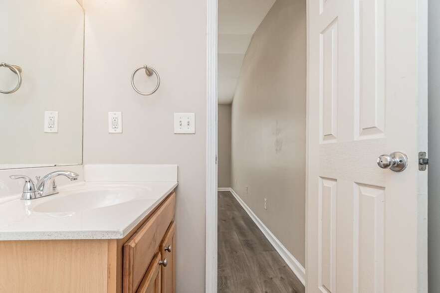 Building Photo - 6021 Herston Rd