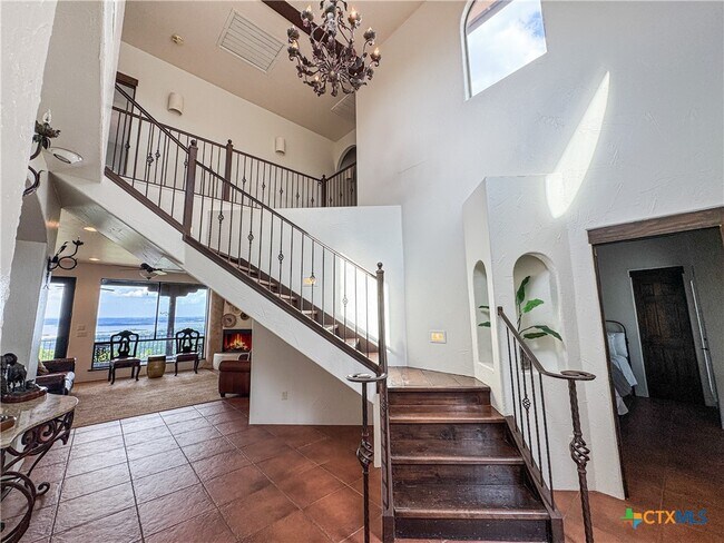 Building Photo - 2000 Village Oak