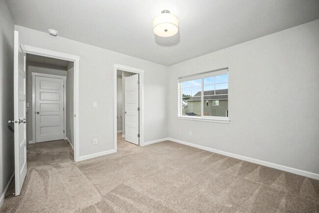 Building Photo - Modern Yelm Home Built in 2023, Walk-In Closets, Deep Storage & Neighborhood Park!