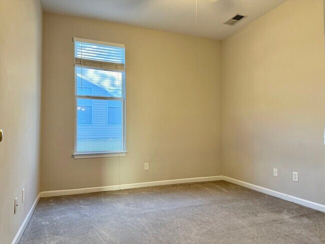 Building Photo - 104 Sunflower Pl