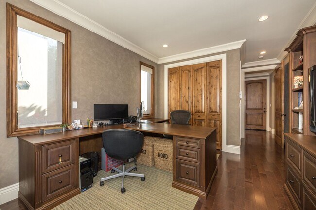 Building Photo - 5 Bed, 4.5 Bath Executive Home w/ Designer...