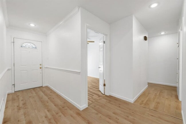 Building Photo - 11904 Highland Oaks Trail