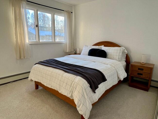 Building Photo - Available in July! Pet Friendly Fully Furn...