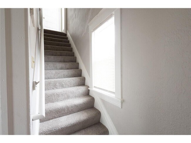 Building Photo - 678 Hawthorne Ave E