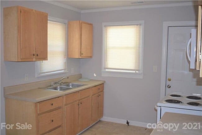 Building Photo - Charming 2-BR Brick Home with a Yard, and everything you need – Minutes from Downtown!