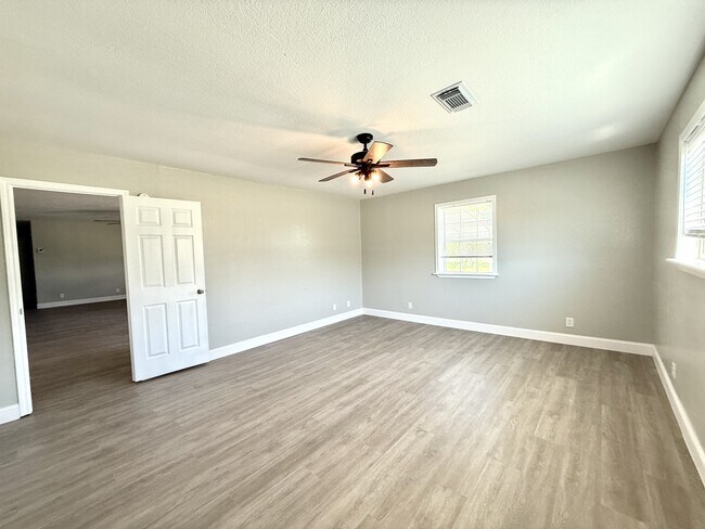 Building Photo - 39 Melody Ln