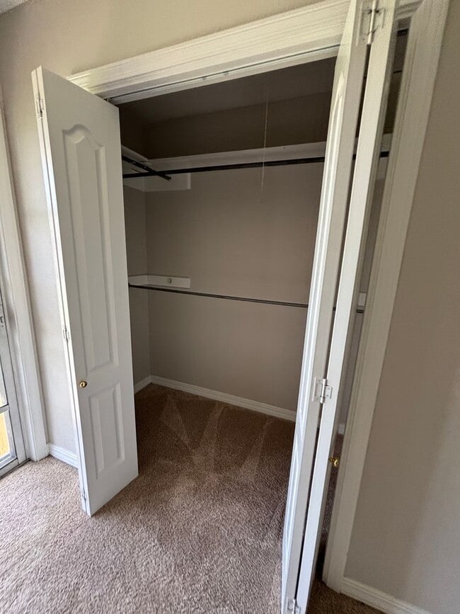 Building Photo - MOVE IN READY! SPACIOUS TOWNHOME IN BOSSIE...