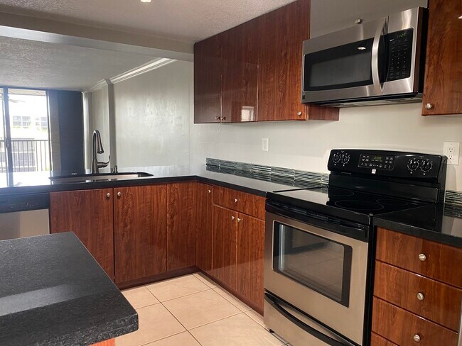 Building Photo - 9 Royal Palm Way