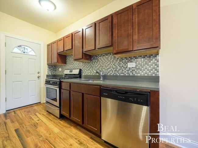 Building Photo - 1 bedroom in CHICAGO IL 60657