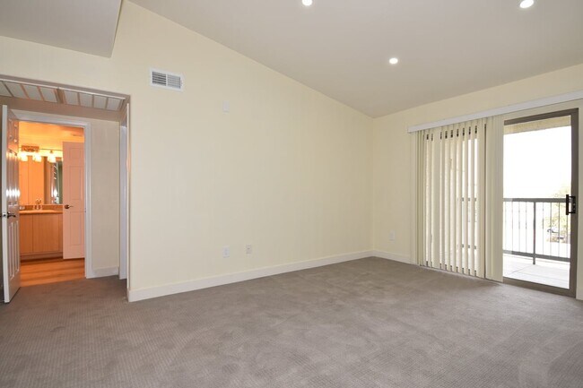 Building Photo - Charming 2nd Floor Unit In Gated Community!