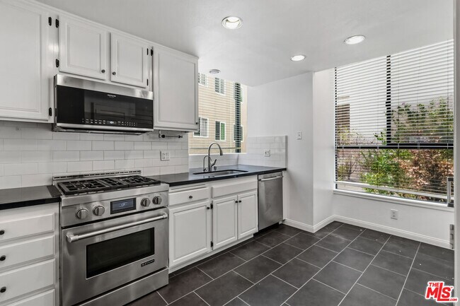Building Photo - 500 S Barrington Ave