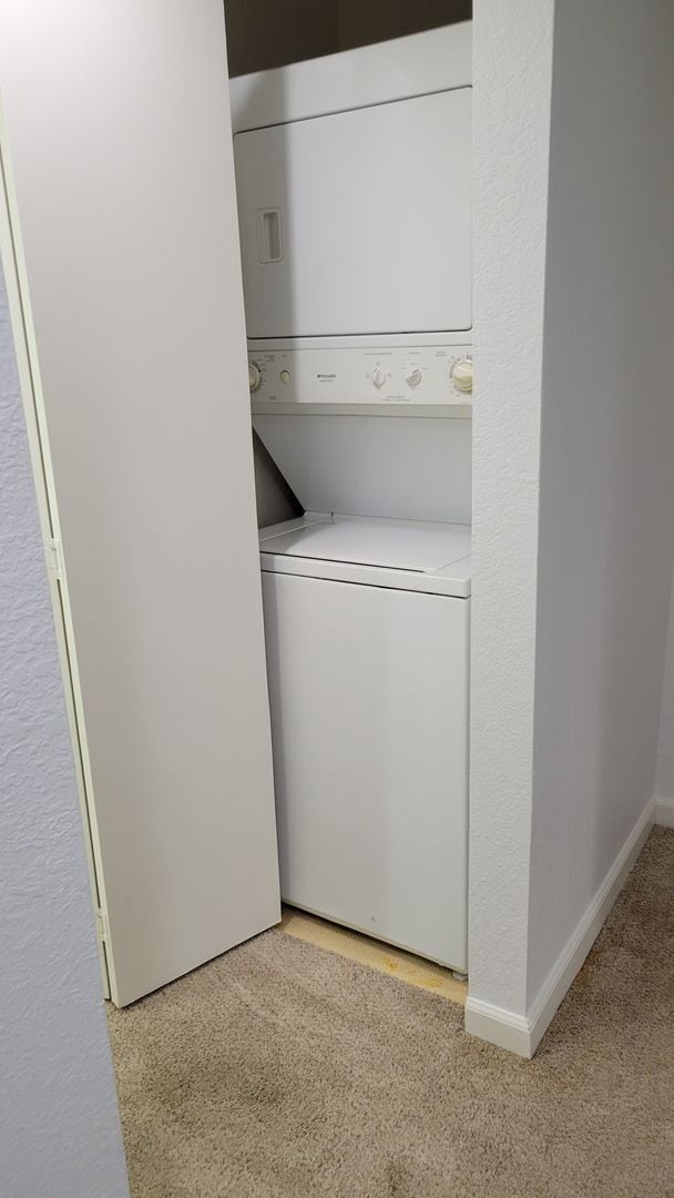 Building Photo - Spacious 1 Bedroom with great walking score