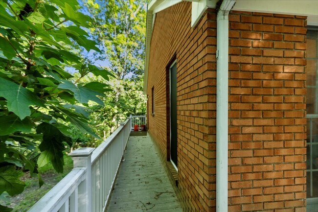 Building Photo - Five Bedroom Home